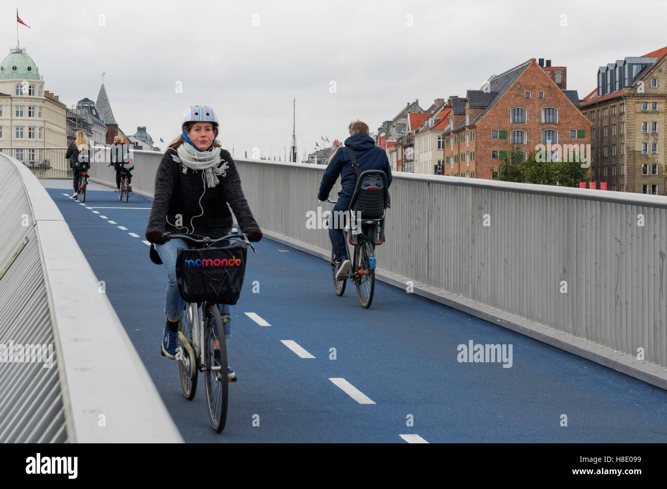 Ciclisti sul ponte pedonale e ciclista di Inderhavnsbroen (il Ponte del Porto interno) a Copenhagen, Danimarca Foto Stock