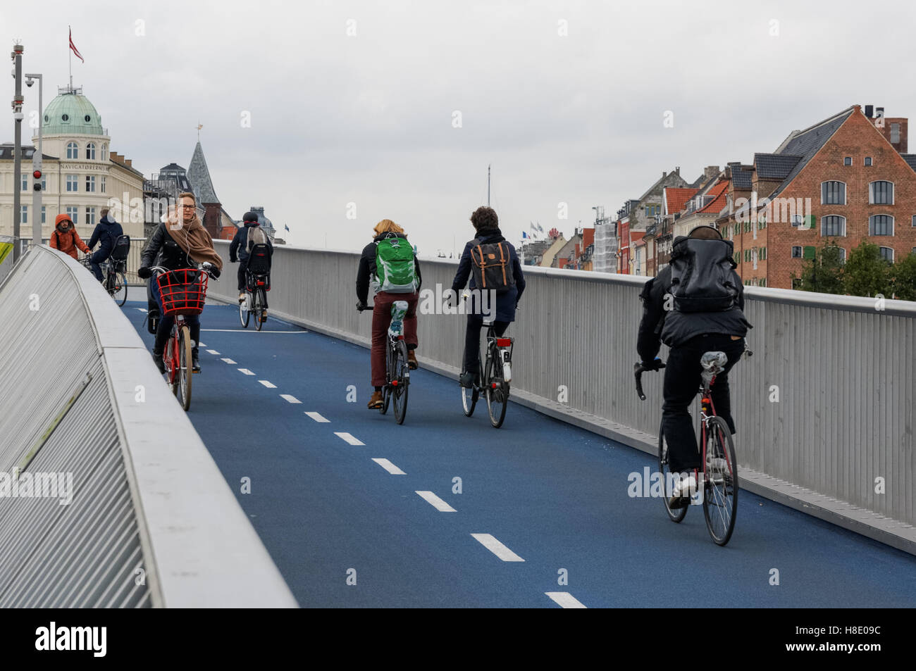 Ciclisti sul ponte pedonale e ciclista di Inderhavnsbroen (il Ponte del Porto interno) a Copenhagen, Danimarca Foto Stock
