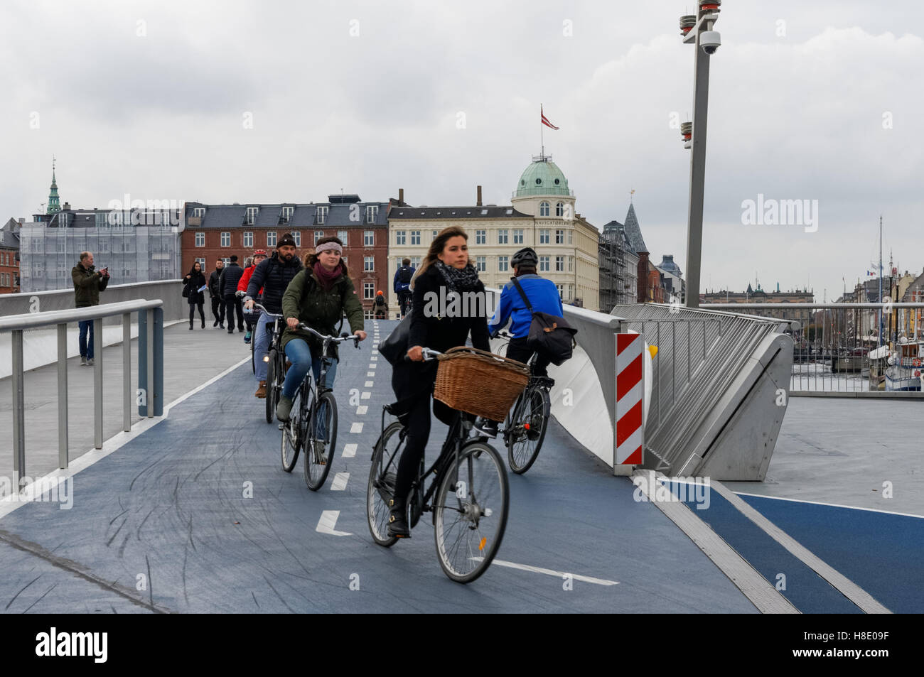 Ciclisti sul ponte pedonale e ciclista di Inderhavnsbroen (il Ponte del Porto interno) a Copenhagen, Danimarca Foto Stock