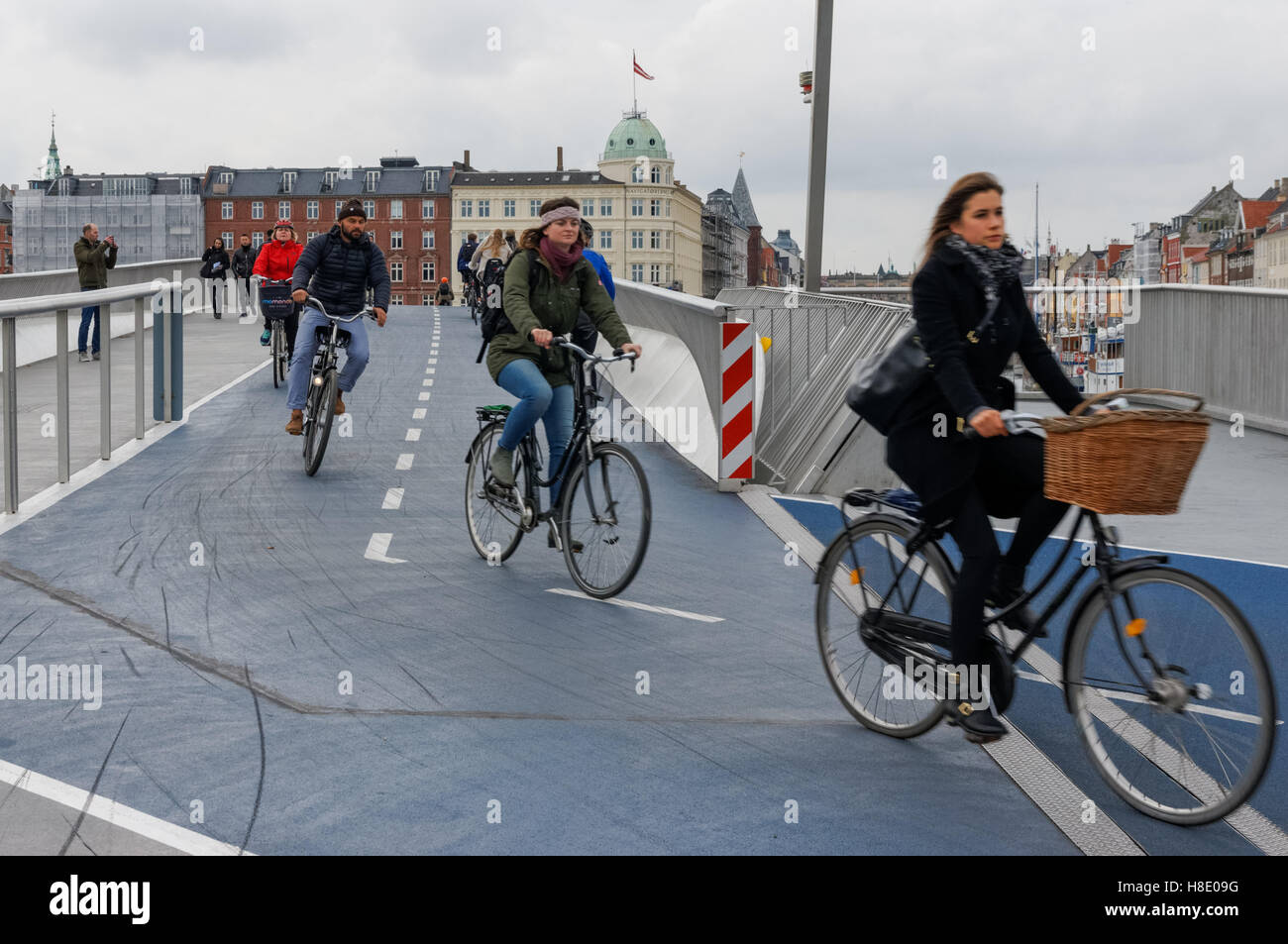 Ciclisti sul ponte pedonale e ciclista di Inderhavnsbroen (il Ponte del Porto interno) a Copenhagen, Danimarca Foto Stock
