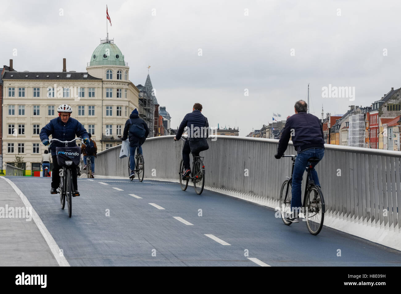 Ciclisti sul ponte pedonale e ciclista di Inderhavnsbroen (il Ponte del Porto interno) a Copenhagen, Danimarca Foto Stock