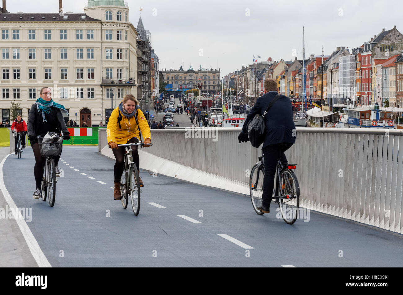 Ciclisti sul ponte pedonale e ciclista di Inderhavnsbroen (il Ponte del Porto interno) a Copenhagen, Danimarca Foto Stock