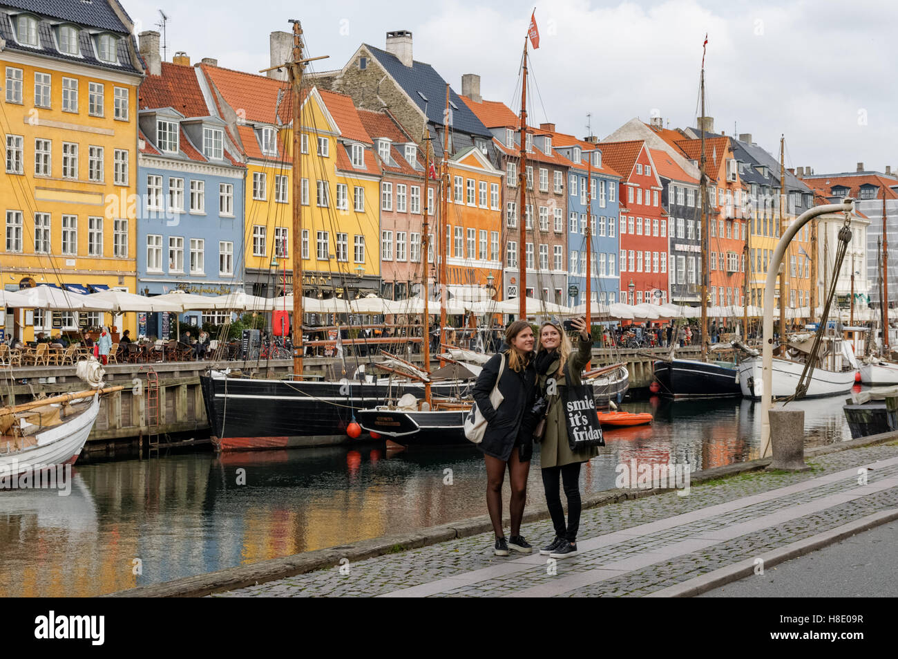 I turisti a Nyhavn canal a Copenhagen, Danimarca Foto Stock