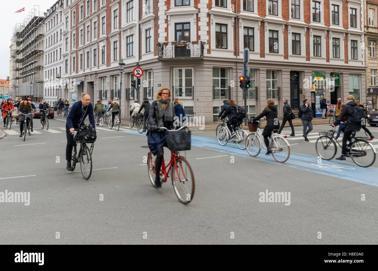 I ciclisti in sella lungo Nyhavn canal a Copenhagen, Danimarca Foto Stock