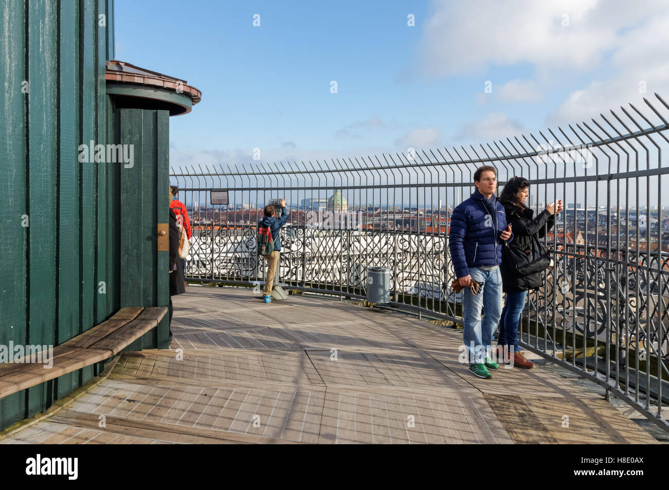 Turisti che si godono la vista dalla torre rotonda di Copenaghen, Danimarca Foto Stock