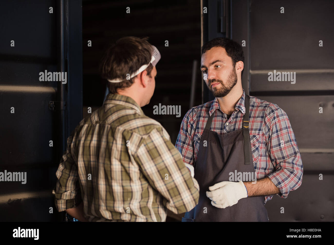 Architetti maschio stringe la mano al sito in costruzione Foto Stock