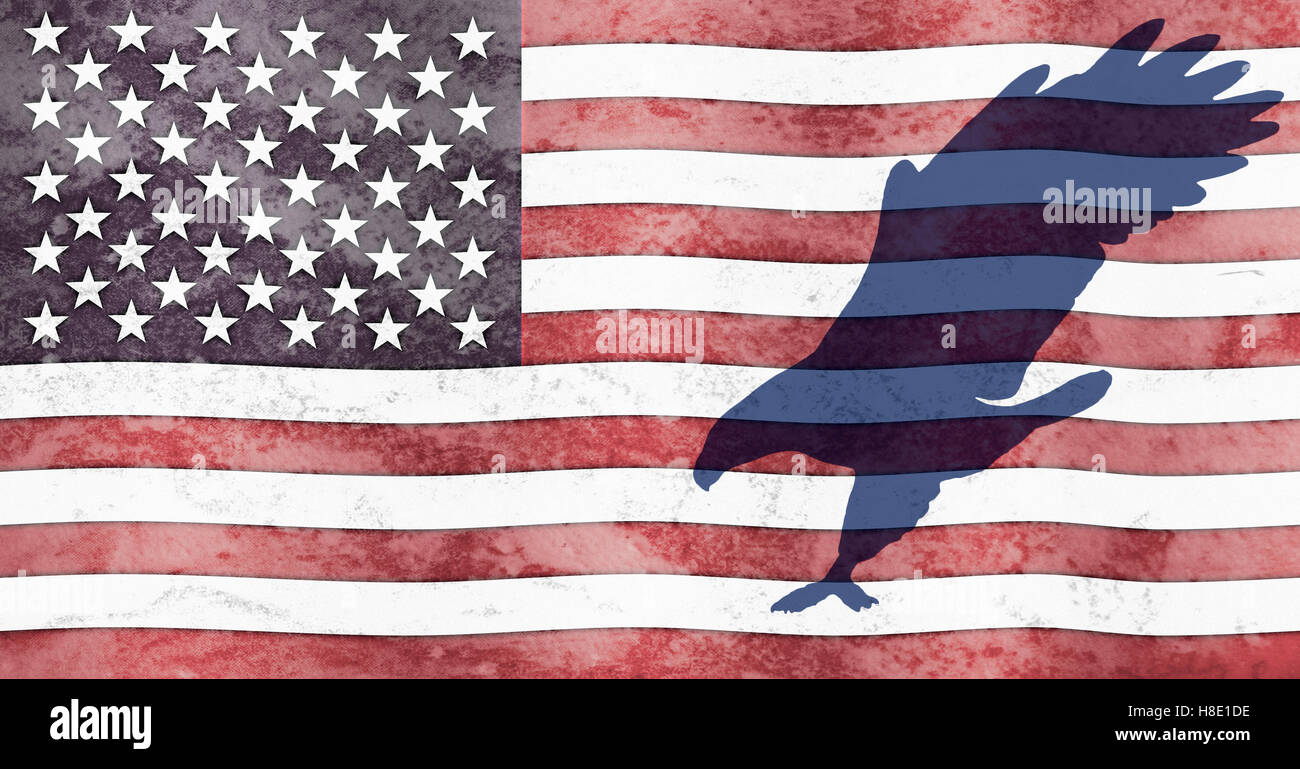 Una silhouette di un aquila vola attraverso una bandiera americana. La bandiera con un look grunge, è ondulata a stelle e strisce. Foto Stock