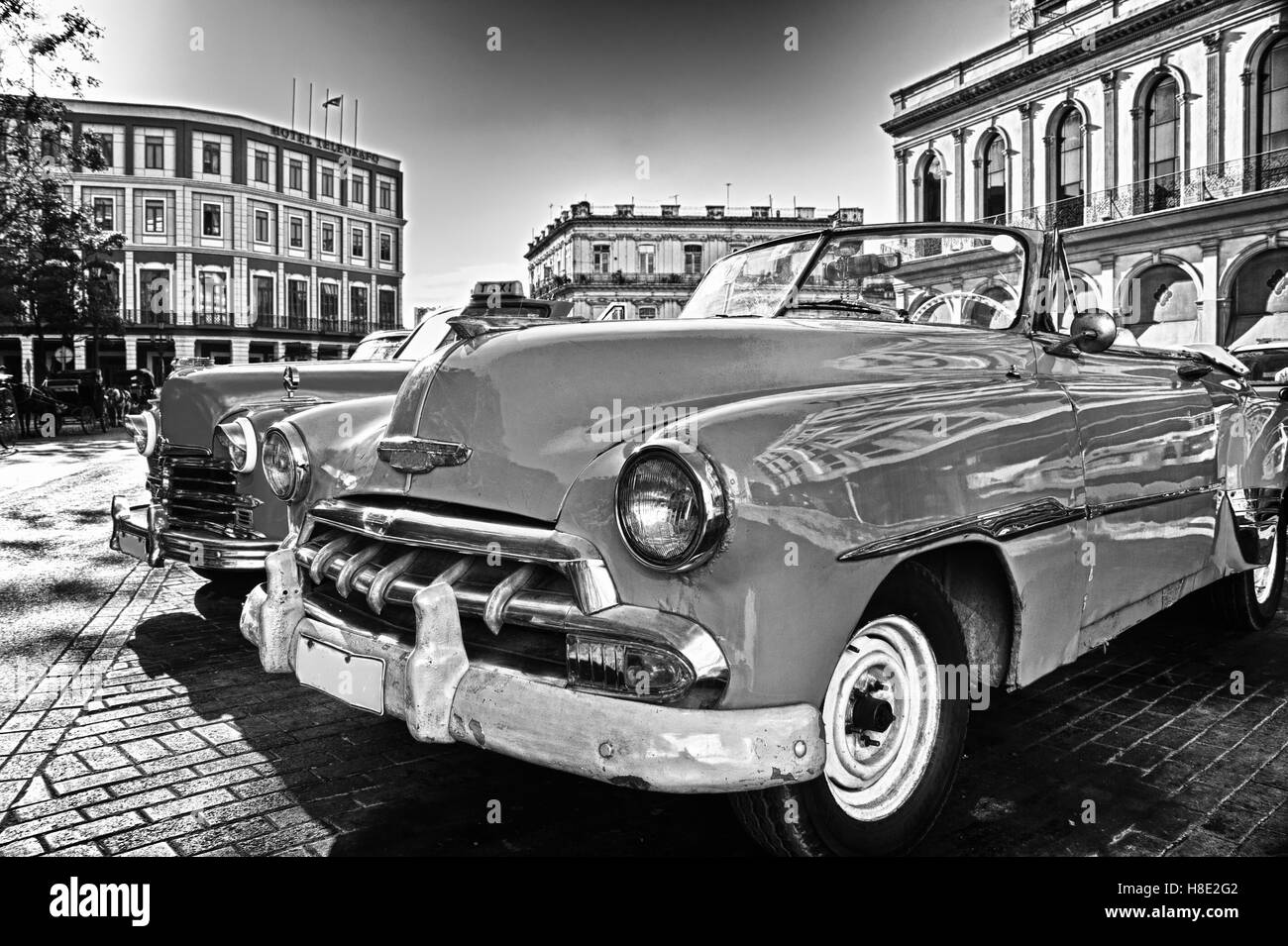 Vintage americano classico auto in una strada di l'Avana Vecchia in bianco e nero Foto Stock