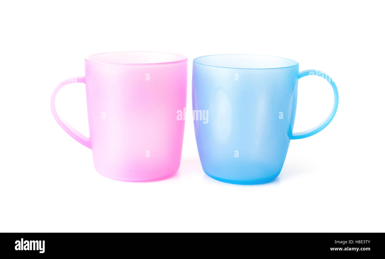 Rosa e blu con bicchieri di plastica su sfondo bianco Foto Stock
