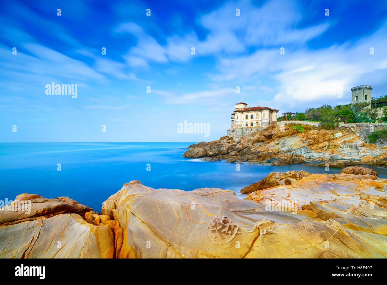 Boccale castello landmark sulla scogliera di roccia e mare d'inverno. Toscana, Italia, Europa Foto Stock