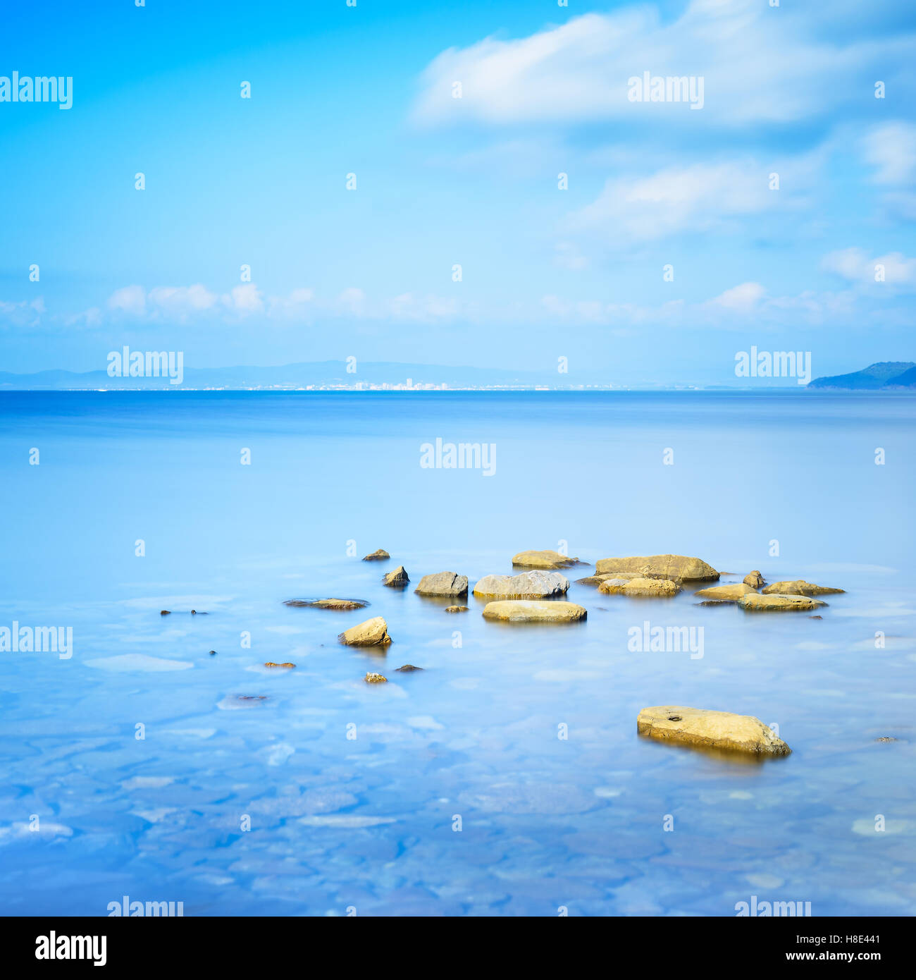 Le rocce in un oceano blu in una baia mare. Fotografie con lunghi tempi di esposizione. Punta Ala, Toscana, Italia Foto Stock