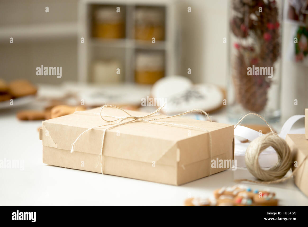 Scatola di cartone, pacchi postali avvolto in marrone carta kraft legato  Foto stock - Alamy