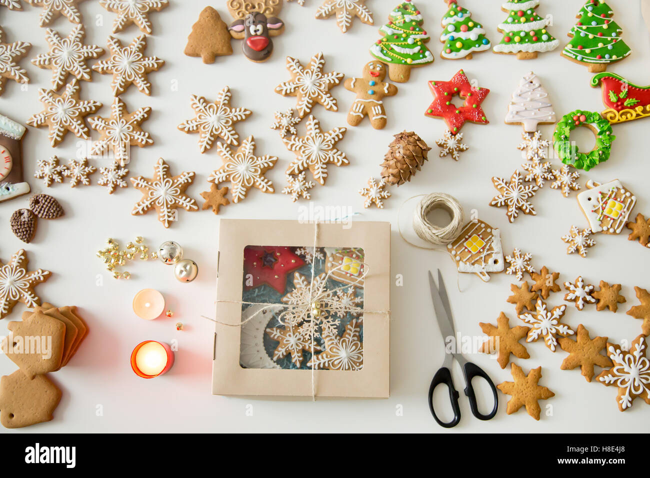 Creative regalo di zucchero i cookie su una scrivania bianca Foto Stock