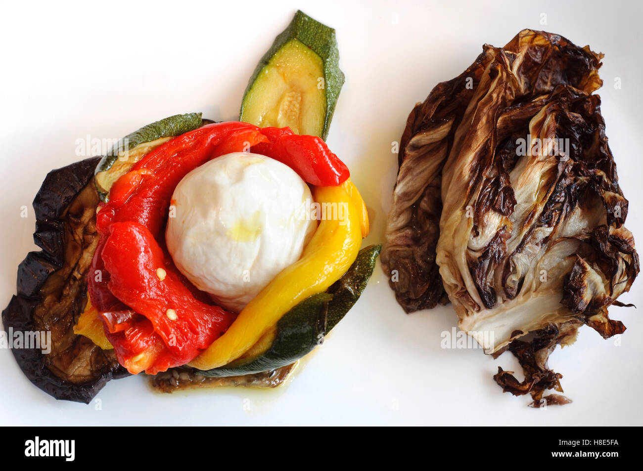 Mozzarella di bufala Formaggi con verdure e radicchio alla griglia Foto Stock