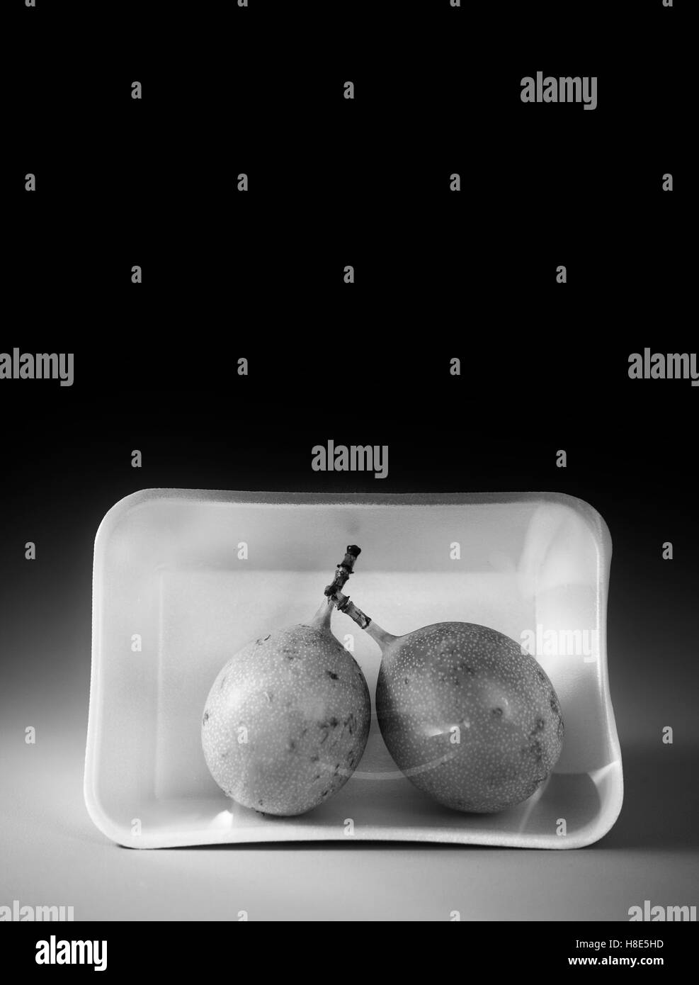 Due frutti della passione nel confezionamento in polistirolo espanso Foto Stock