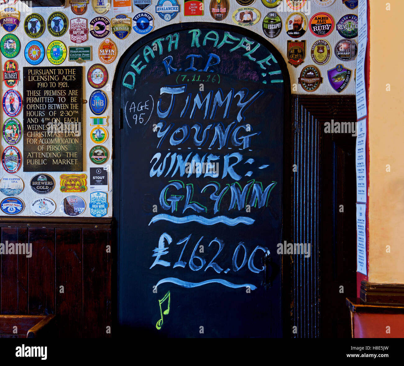 Interno del pub, con Blackboard: la lotteria della morte, con la gente del luogo scommesse su quale celebrità muore accanto, England Regno Unito Foto Stock