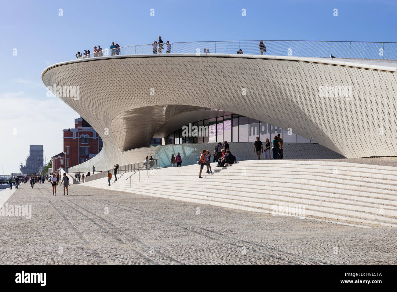 Ingresso del MAAT - Museo di arte, architettura e tecnologia. Progettata dall'architetto britannico Amanda Levete. Lisbona Foto Stock