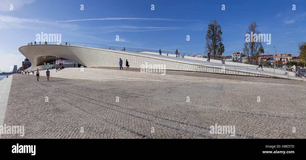 MAAT - Museo di arte, architettura e tecnologia. Progettata dall'architetto britannico Amanda Levete. Lisbona, Portogallo. Foto Stock