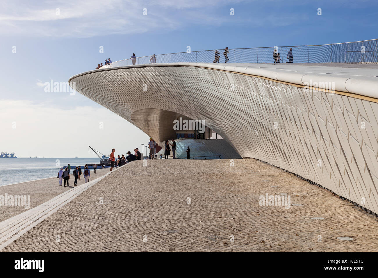 Ingresso del MAAT - Museo di arte, architettura e tecnologia. Progettata dall'architetto britannico Amanda Levete. Lisbona Foto Stock