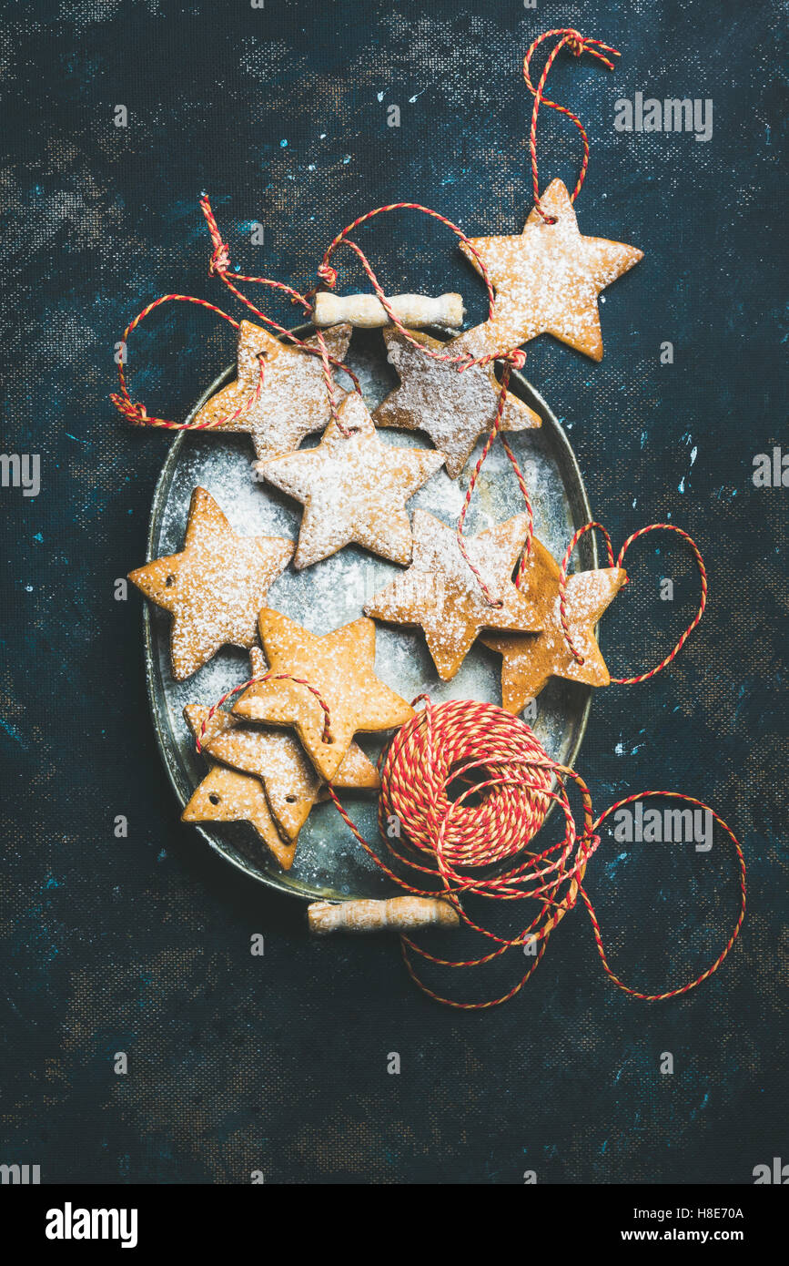 Vacanze di Natale a forma di stella gingerbread cookies per albero di natale decorazione rosso con corde in metallo vintage vassoio su dark b Foto Stock