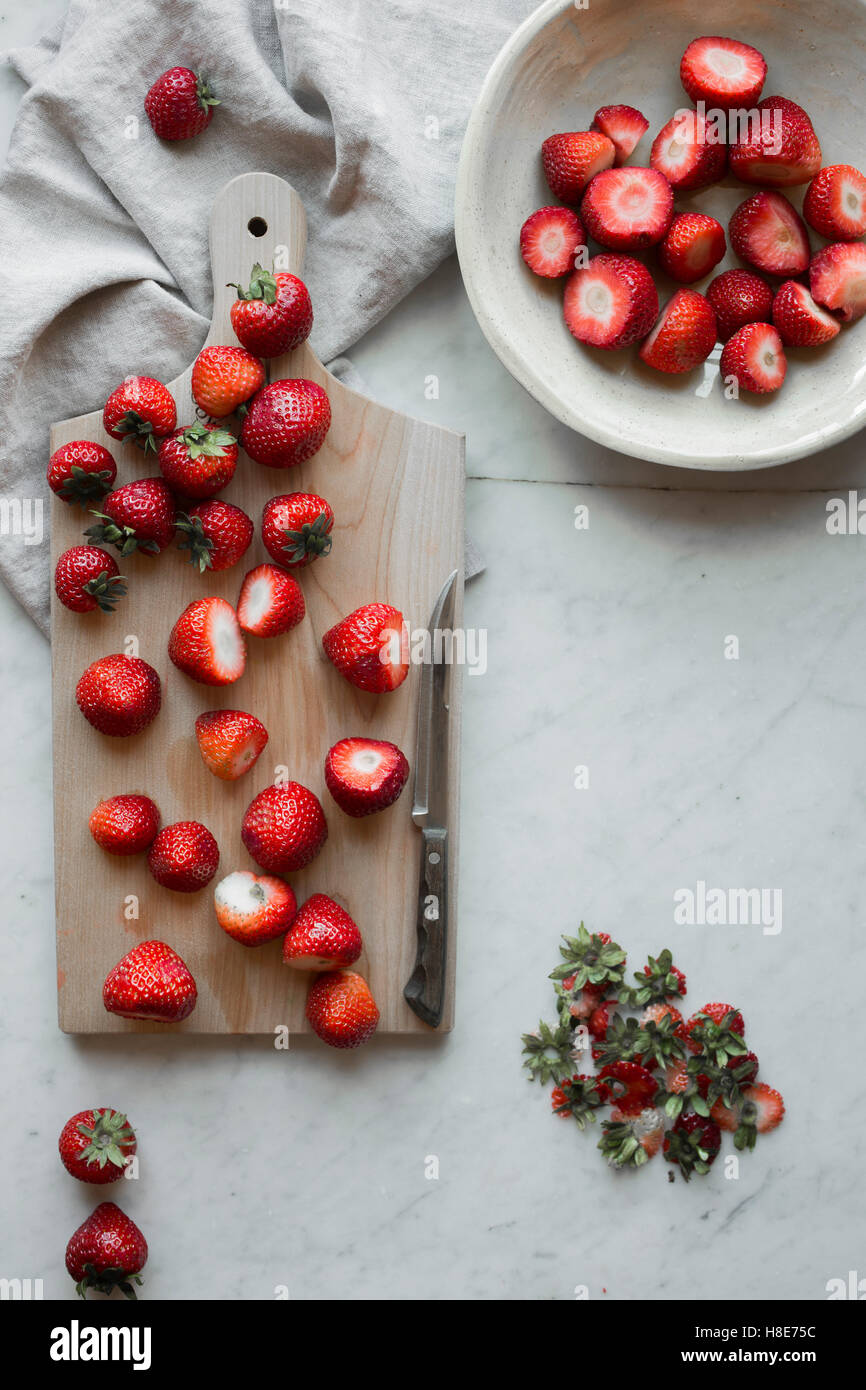 Preparate le fragole su un tagliere e in una ciotola Foto Stock