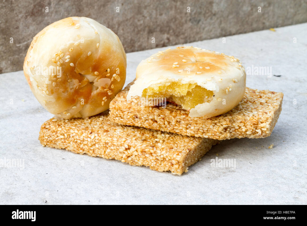 Caramelle fatte di sesamo e torta cinese Foto Stock