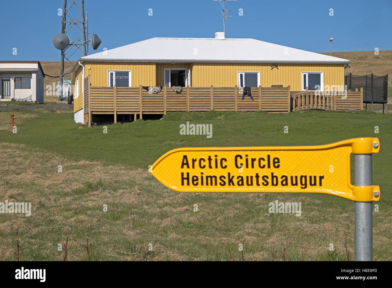 Segno al circolo polare artico, che tocca appena la maggior parte settentrionale dell'isola di Grimsey, nel nord-est dell'Islanda. Foto Stock