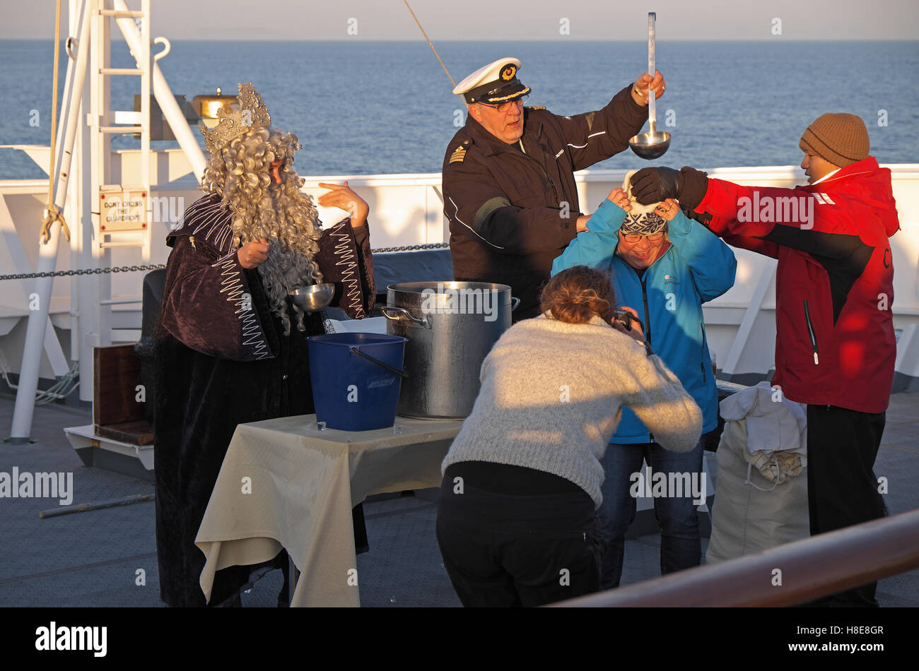 Nettuno e il capitano di MV Fram battezzare un primo tempo-crosser del Circolo Polare Artico, a nord dell'Islanda. Foto Stock