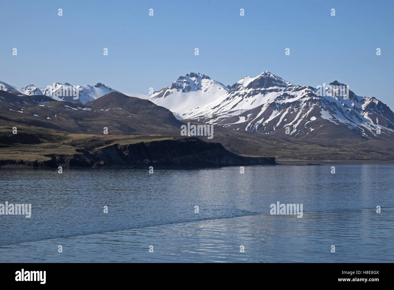 Coperta di neve in alta montagna vicino Bakkagerdi, nel nord-est dell'Islanda. Foto Stock