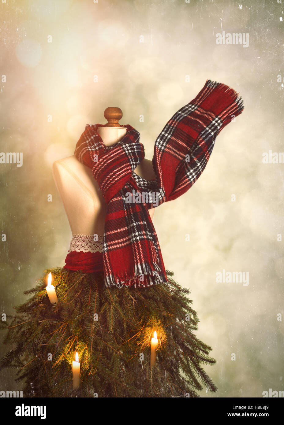 Vintage sarti manichino vestito per l'inverno con sciarpa tartan e la festa di Natale candele Foto Stock