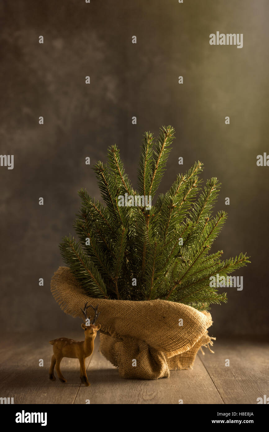 Albero di natale di succursali in tela con le renne Foto Stock