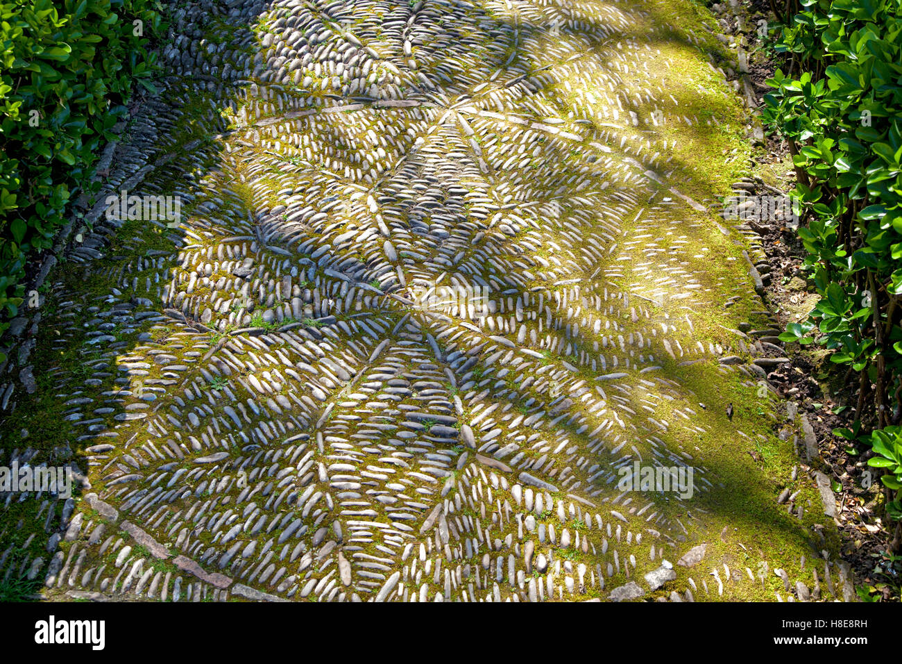 Sun pezzata sentiero in pietra in stile rinascimentale dei giardini del palazzo di Los Ribera in Bornos Foto Stock