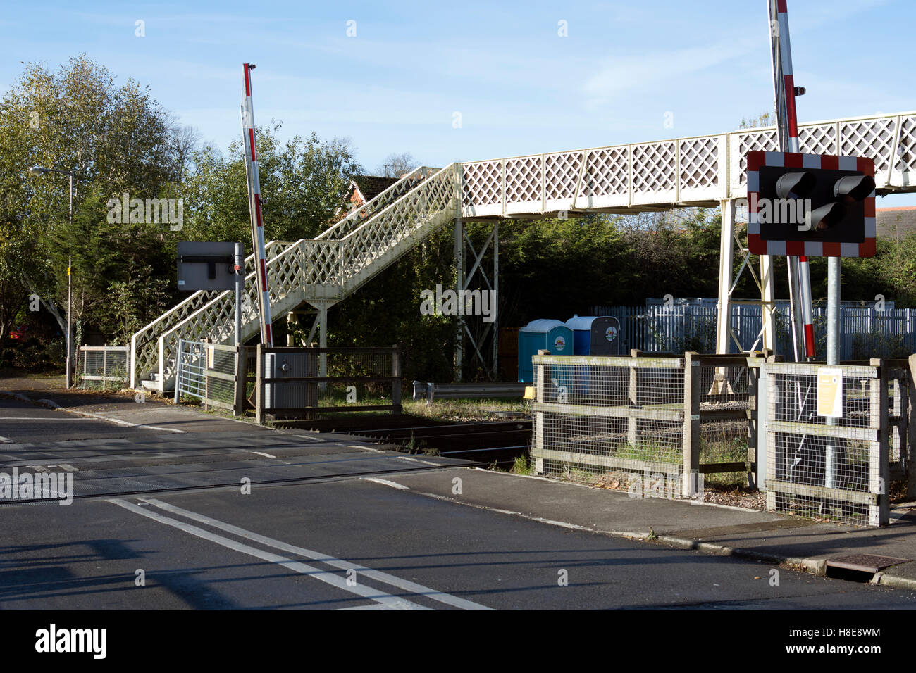 Bentley Heath passaggio a livello ferroviario e passerella, West Midlands, England, Regno Unito Foto Stock