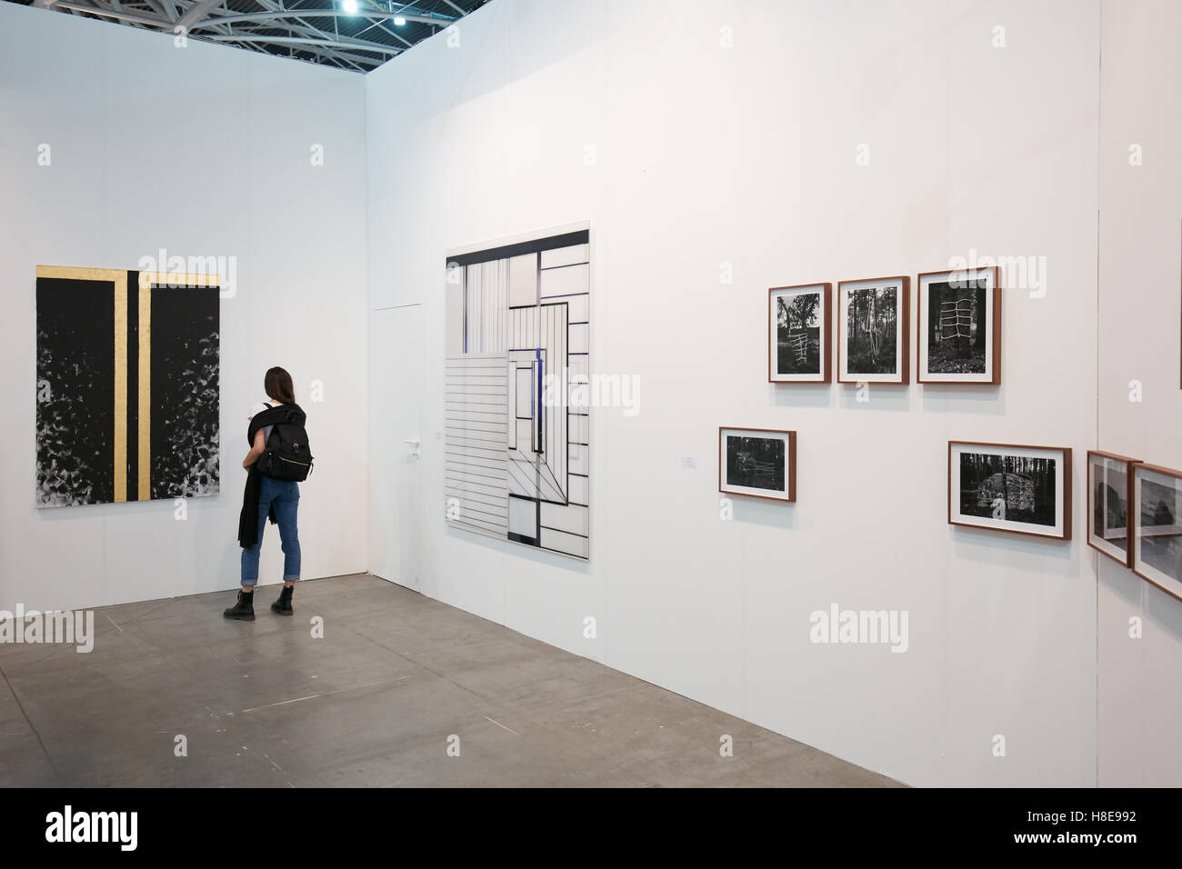 Donna che guarda le opere durante Artissima, fiera di arte contemporanea apertura a Torino Foto Stock