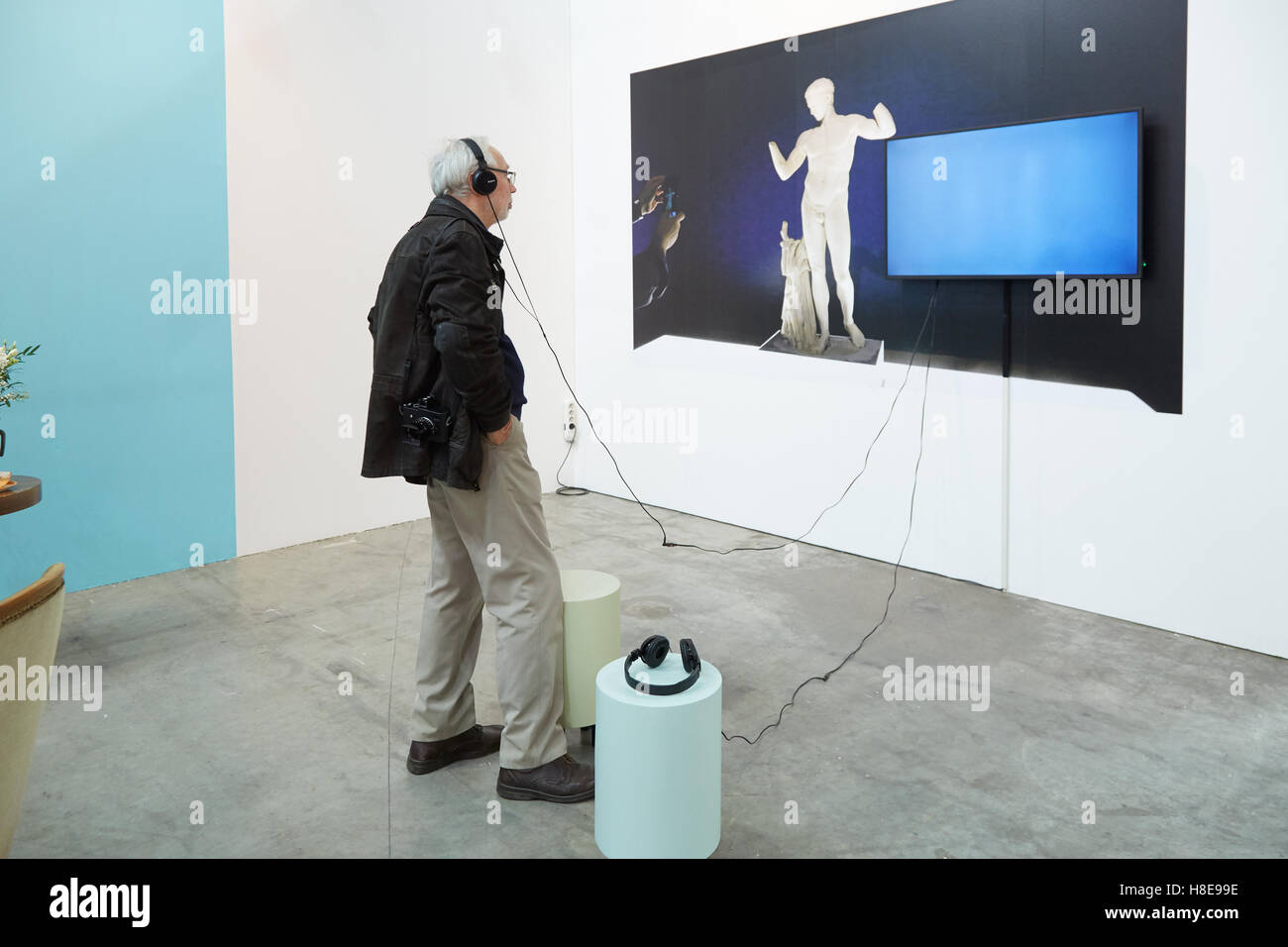 Uomo e arte di installazione ad Artissima, fiera di arte contemporanea apertura a Torino Foto Stock