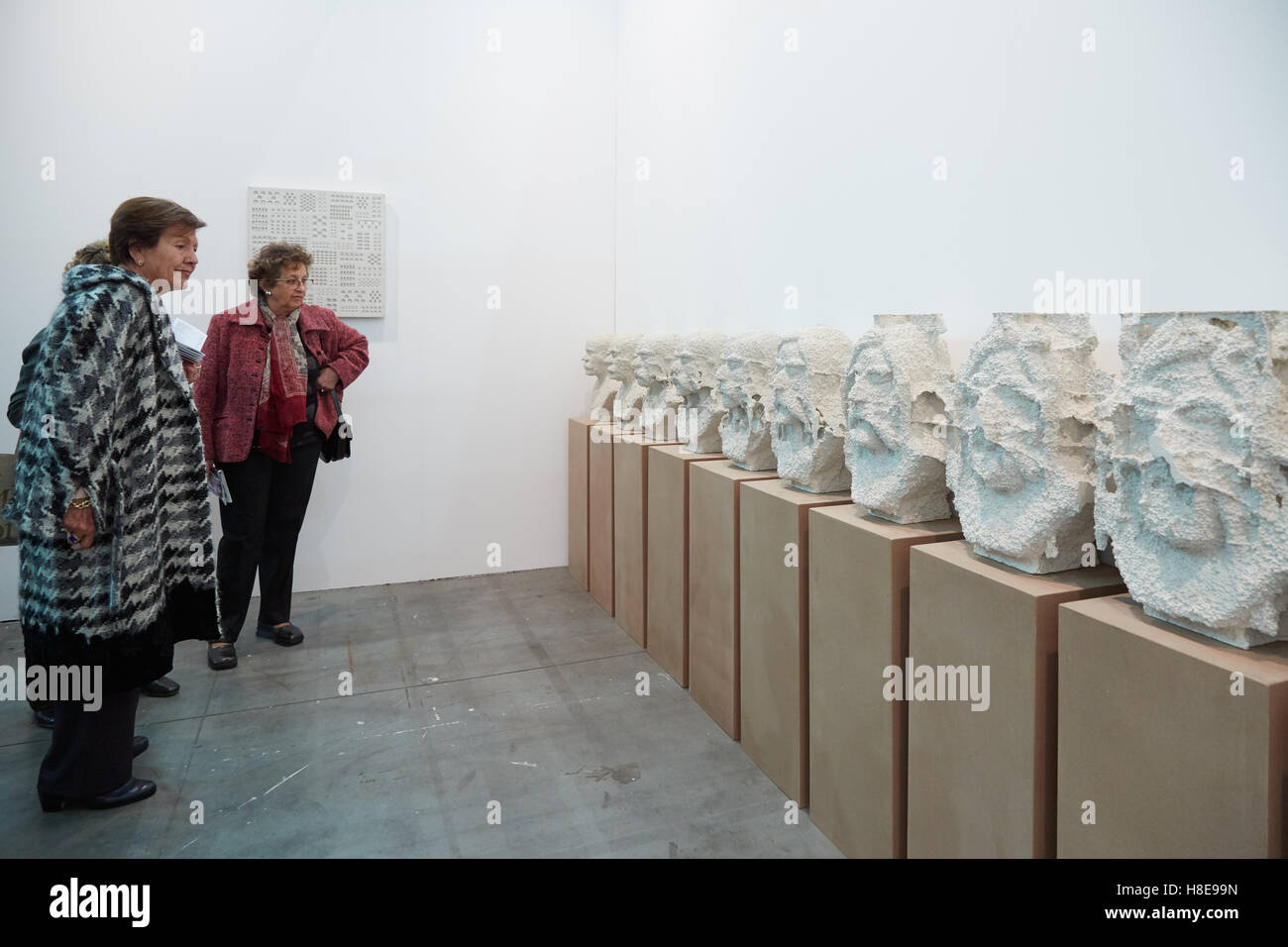 Donne Cercando di sculture durante Artissima, fiera di arte contemporanea apertura a Torino Foto Stock