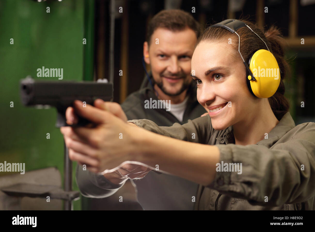 Rilassatevi sulla ripresa, una donna shot con Glock. Glock, donna spara al poligono Foto Stock