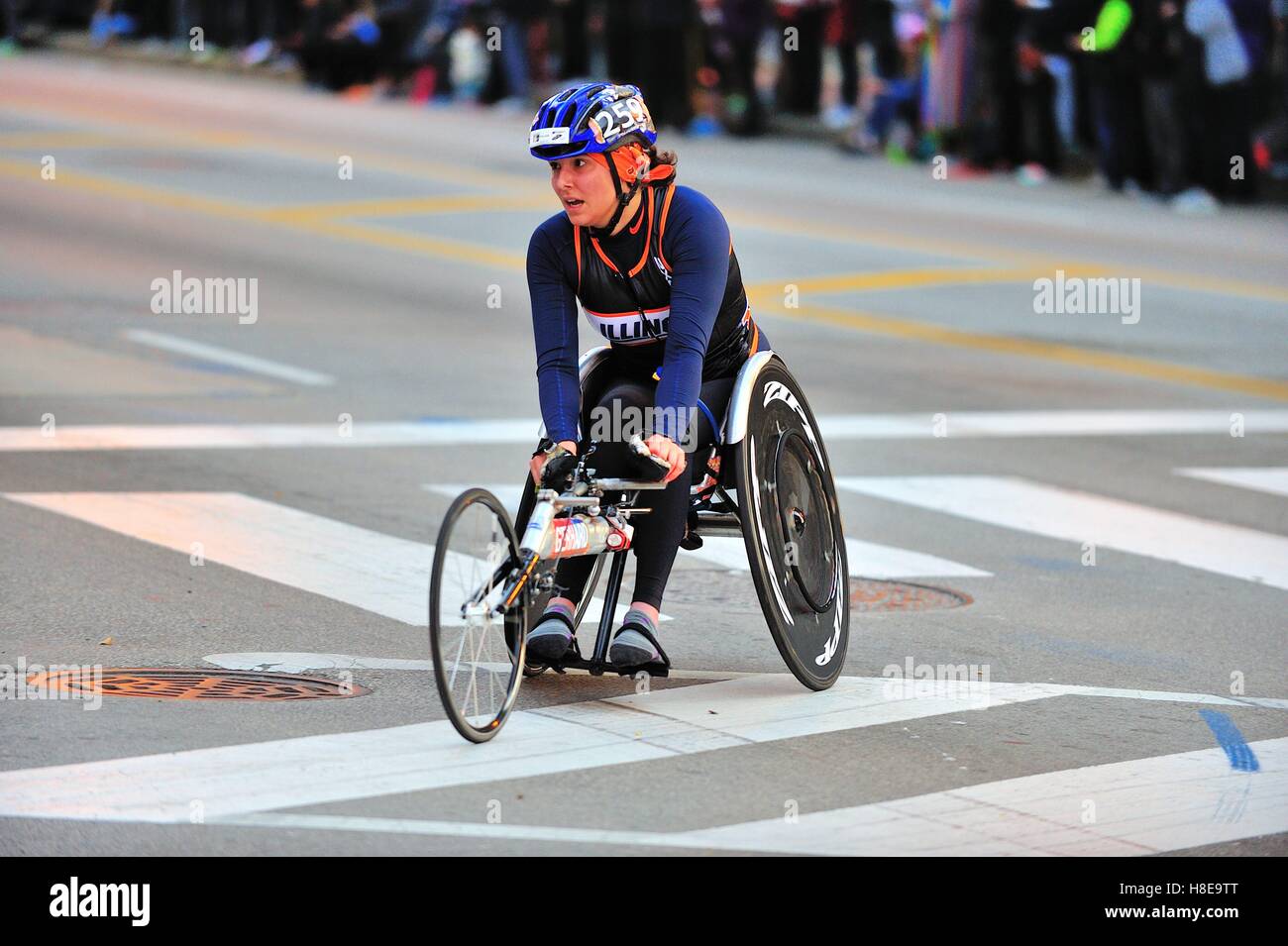 Sedia a rotelle americano atleta Katrina Gerhard negoziando attraverso un giro durante il 2016 Maratona di Chicago. Stati Uniti d'America. Foto Stock