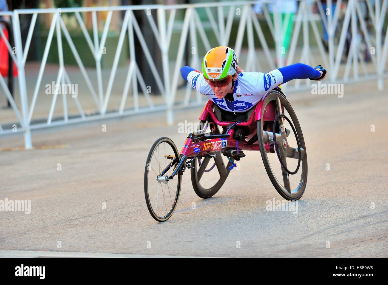 Sedia a rotelle atleta Amanda Mcgrory come ha regatato attraverso il quartiere di Chinatown durante il 2016 Maratona di Chicago. Chicago, Illinois, Stati Uniti d'America. Foto Stock