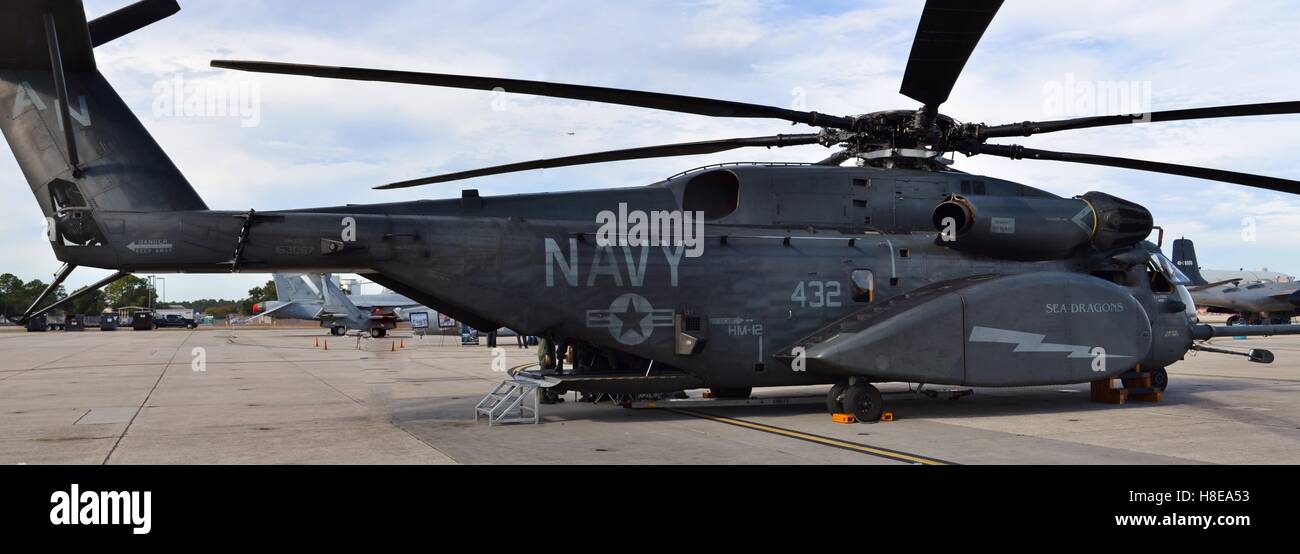 Un Sikorsky MH-53E mare Dragon elicottero azionato da parte del governo degli STATI UNITI Navy su una pista di Pensacola Naval Air Station Foto Stock