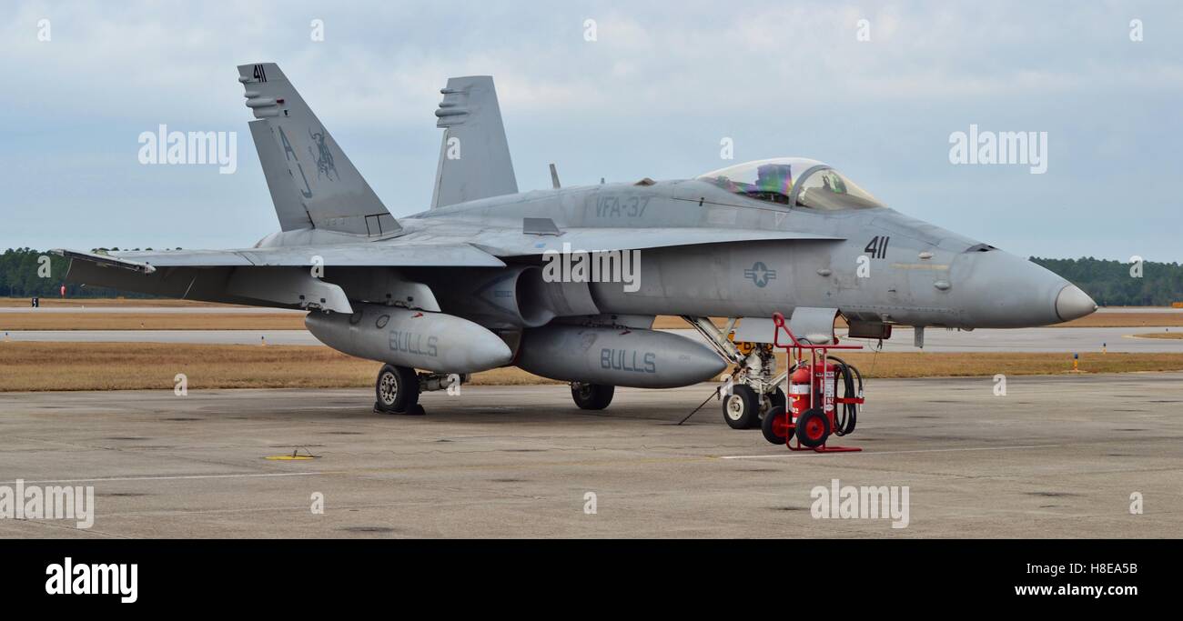 Stati Uniti Navy F/A-18 Hornet fighter jet si prepara per il decollo sulla pista di Pensacola Naval Air Station Foto Stock