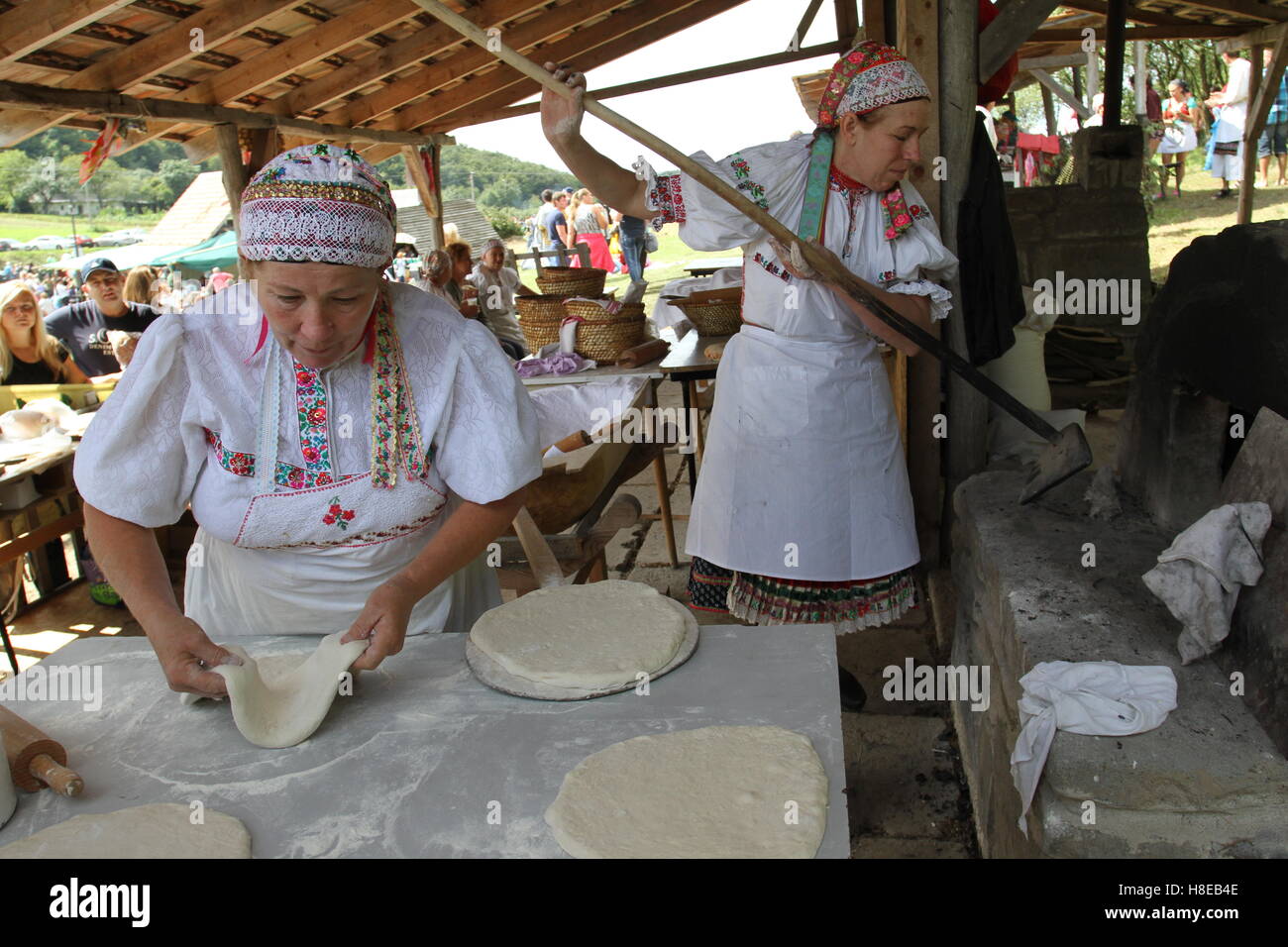 La cottura tradizionale pane al Hontianska Parada festival di folclore Hrusov, Slovacchia. Foto Stock