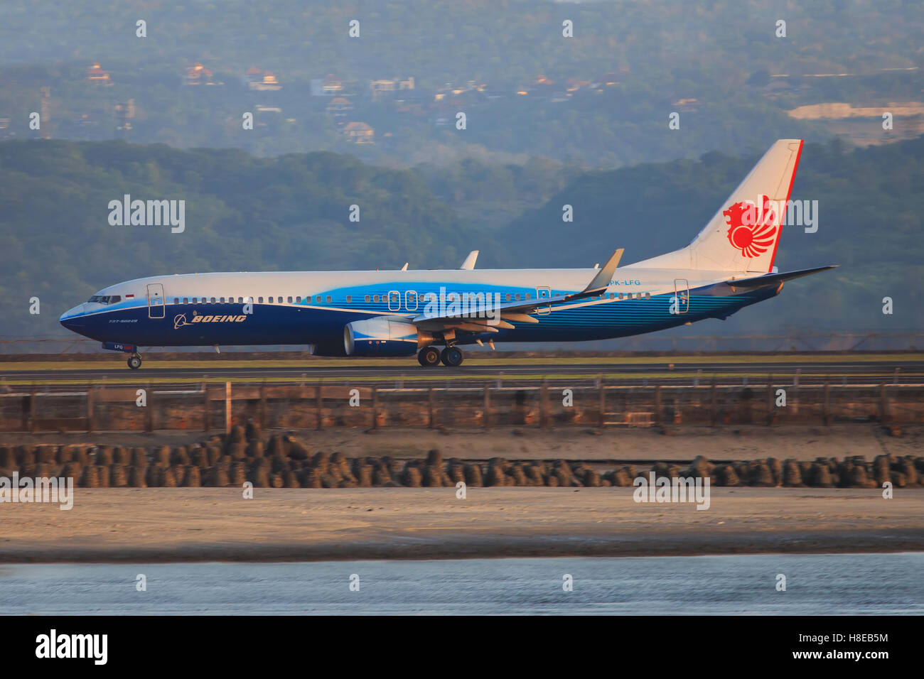 Ali/Indonesia Febbraio 19, 2013: Boeing 737 dal LION AIR decollo all'aeroporto di Bali. Foto Stock