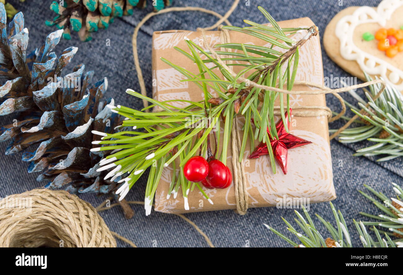 Le decorazioni e gli strumenti per il confezionamento perfetto regalo di Natale Foto Stock