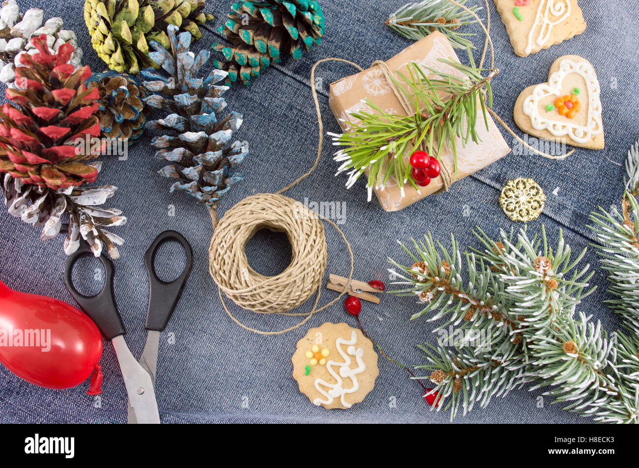Le decorazioni e gli strumenti per il confezionamento perfetto regalo di Natale Foto Stock