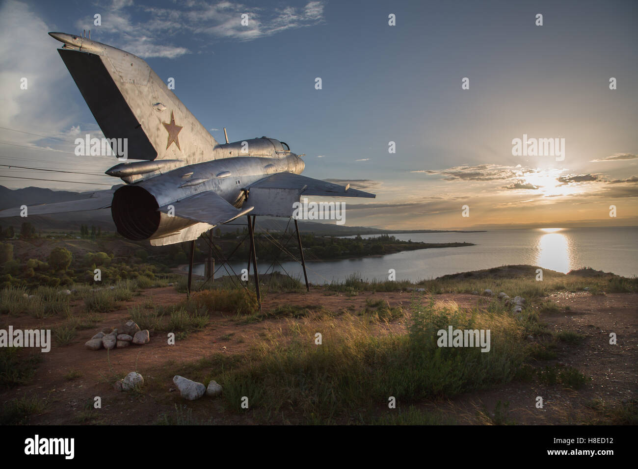 Kirghizistan - Trofeo del vecchio relitto aereo vicino Tamga Village e il lago Issyk Kul - Persone di viaggio in Asia centrale Foto Stock