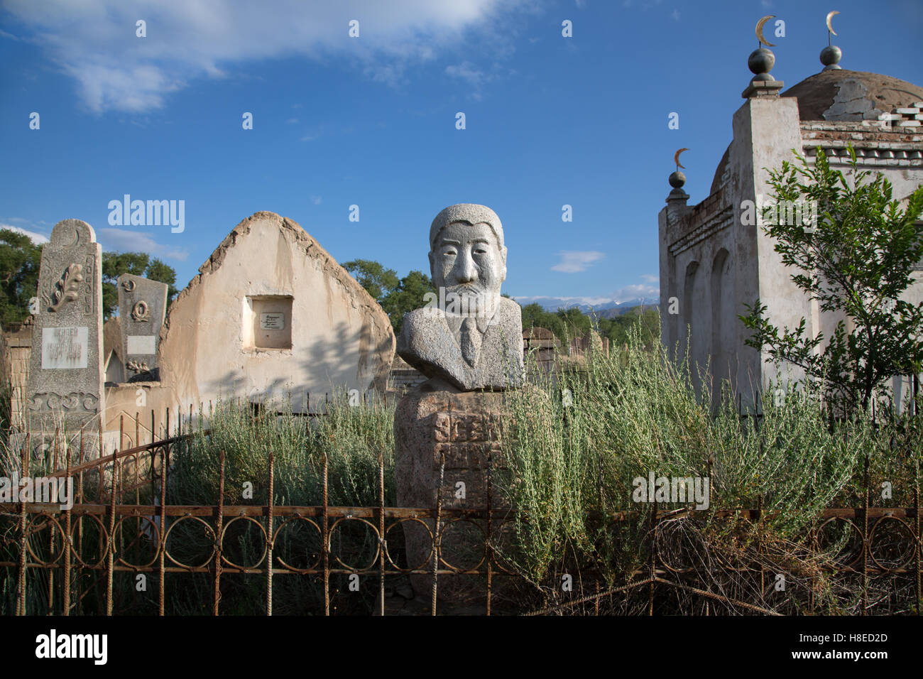 Kyrgyzstan - cimitero in Kochkor, Provincia di Naryn - Persone di viaggio in Asia centrale Foto Stock