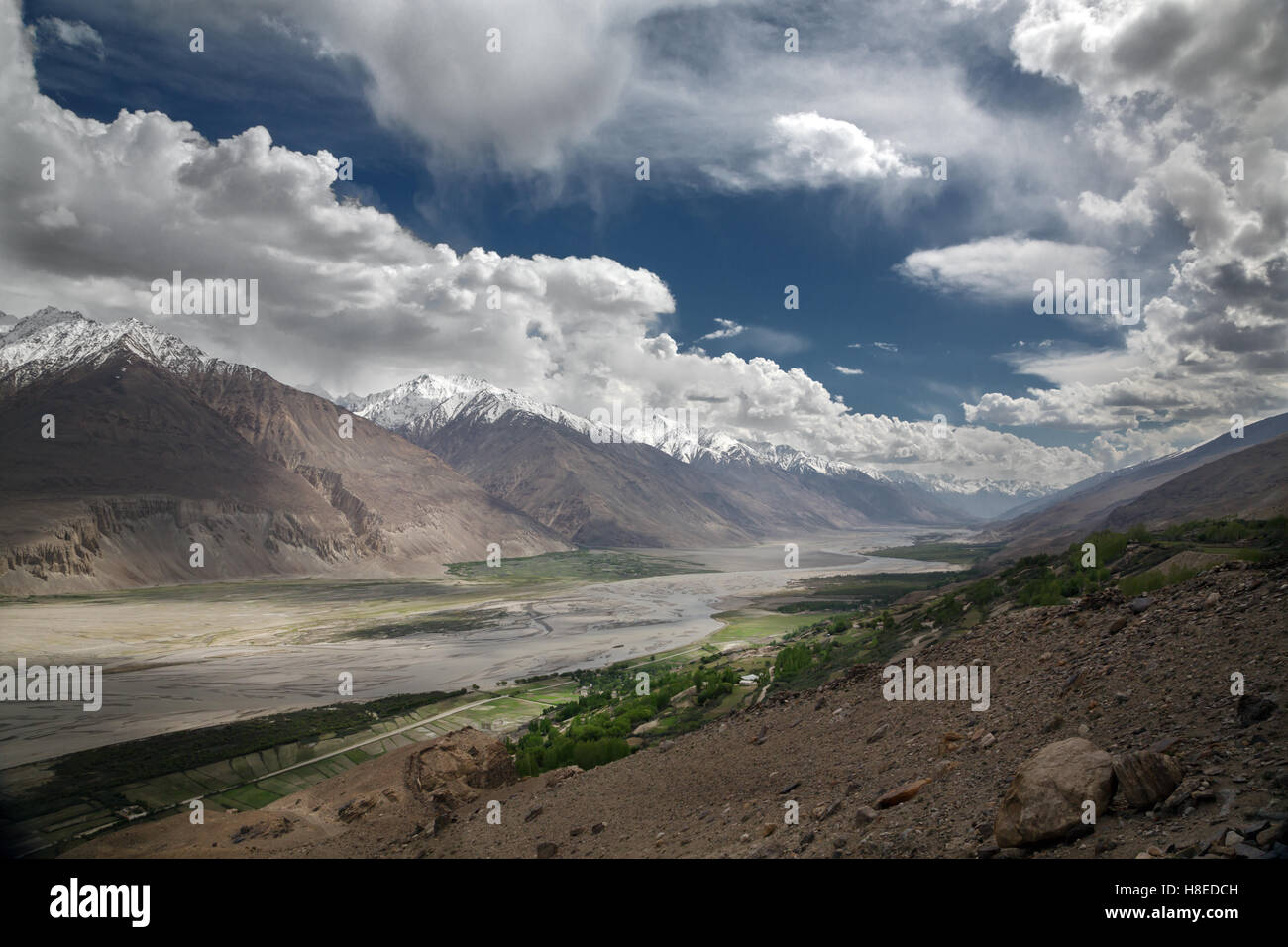 Paesaggio nel Wakhan Valley vicino a Yamchun fort - Tagikistan - lato GBAO provincia - Afghanistan è all'altro lato del fiume Foto Stock