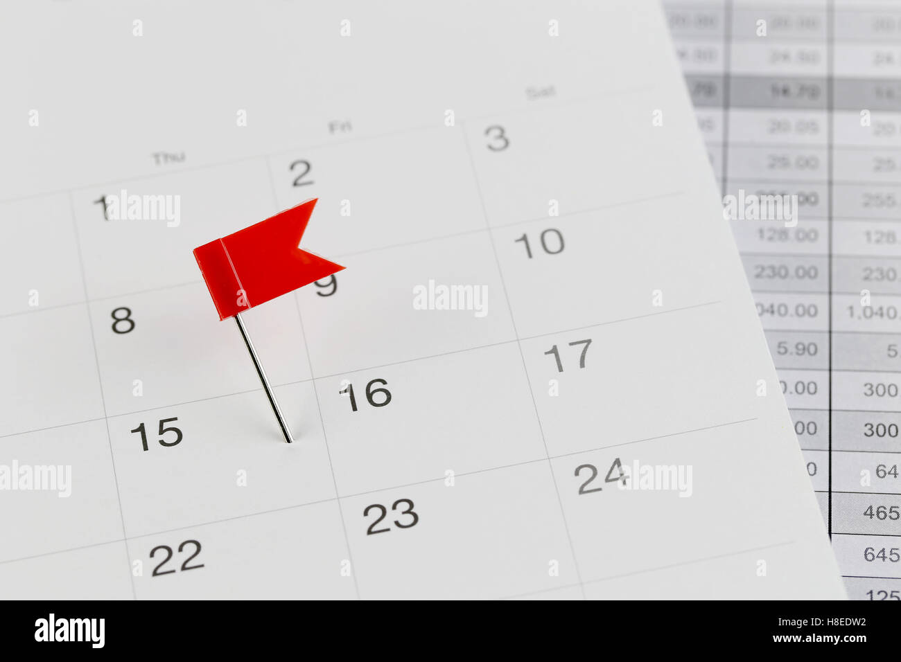 Perni di rosso per Wildcats sul calendario accanto al numero di quindici nel concetto di business data e ora. Foto Stock