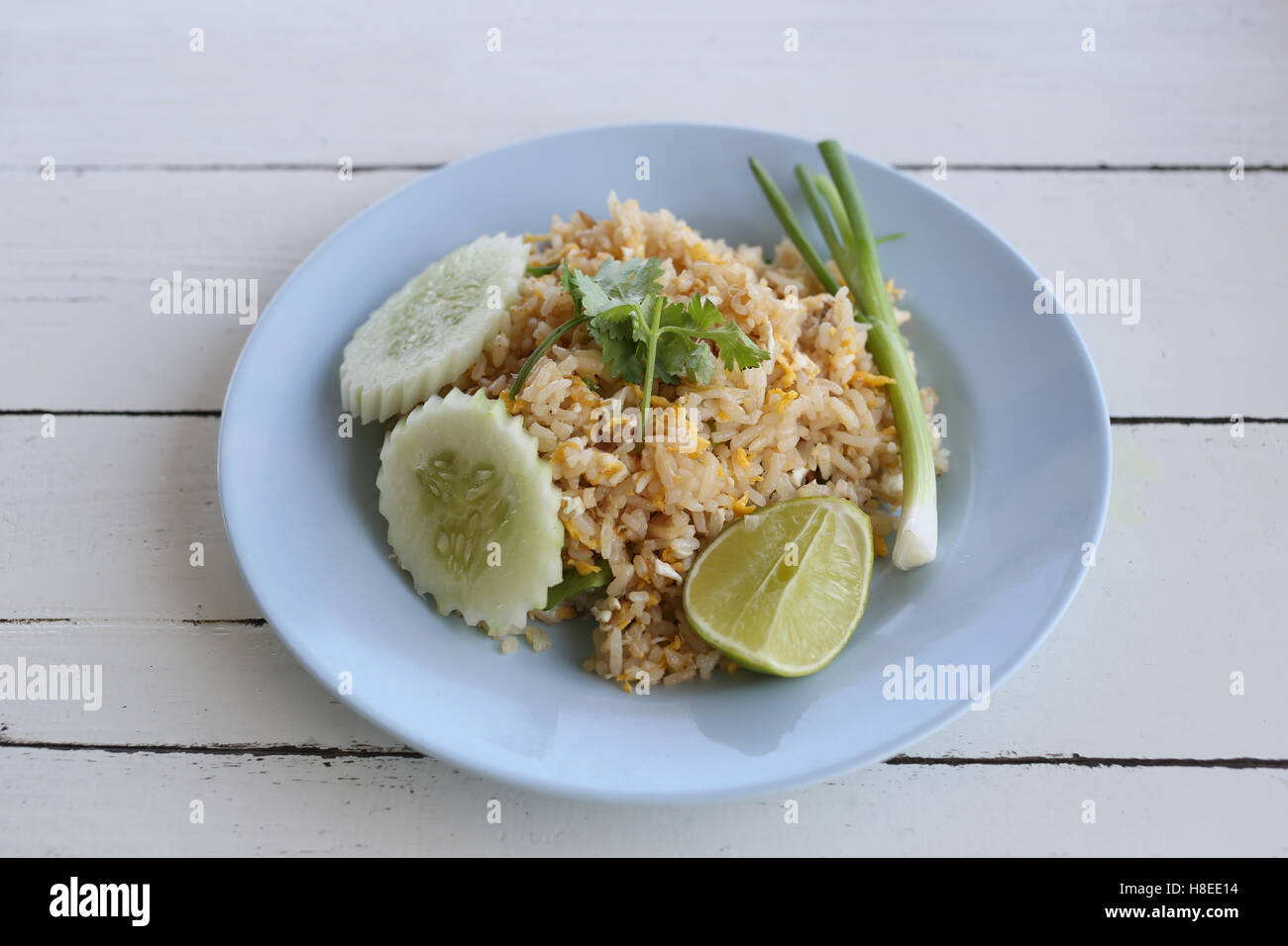 Il granchio riso fritto di Thai gli alimenti nel piatto blu su sfondo di legno. Foto Stock